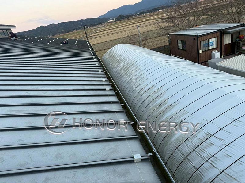 Οι μεταλλικοί σφιγκτήρες οροφής Standing Seam έχουν τοποθετηθεί και είναι έτοιμοι